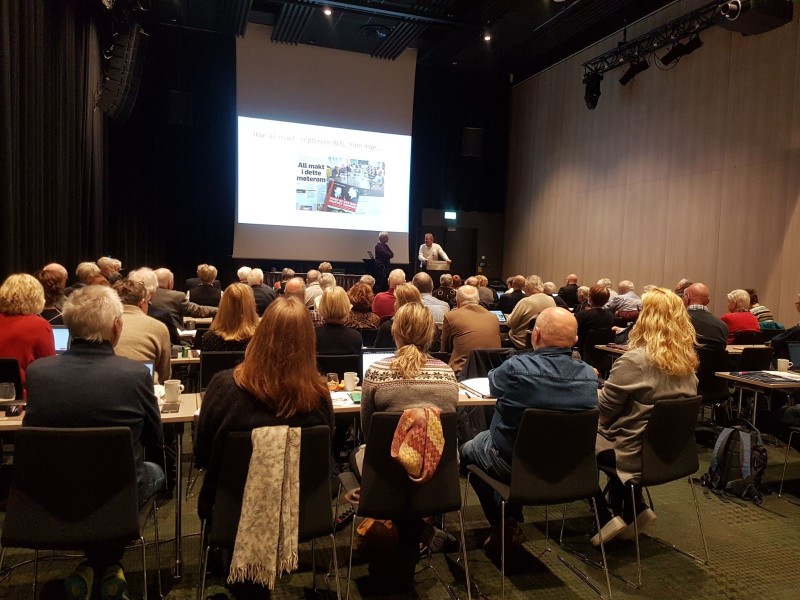 Fra landsstyresalen - på podiet står Stein Aabø, som nettopp har presentert sin nye bok "Noen av oss har snakket sammen" -  og blir takket av generalsekretær Harald Olimb Norman.