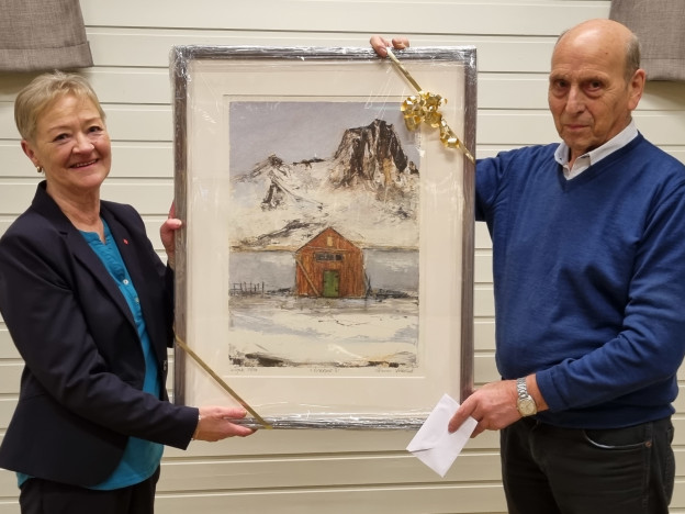 Kjell Østingsen fikk overrakt maleri av nestleder Lillian Grøsnes. Foto: Bjørn Pettersen