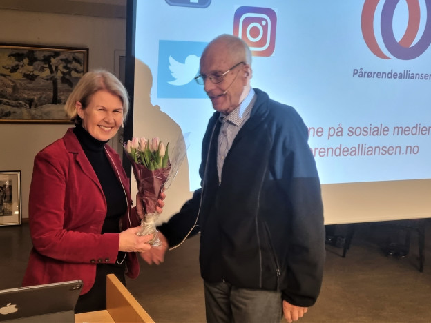 FOREDRAG: Leder for Pensjonistforbundet, Arild Nome, takket daglig leder for Pårørendealliansen, Anita Vatland for et informativt og inspirerende foredrag 