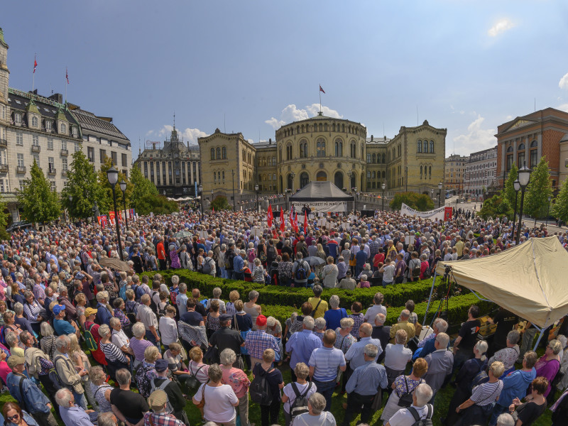 5000 pensjonister foran Stortinget 6. juni 2019. Parolene var blant annet "Gi oss forhandlingsrett", "Vi vil bli verdsatt" og "Lei av å tape inntekt".