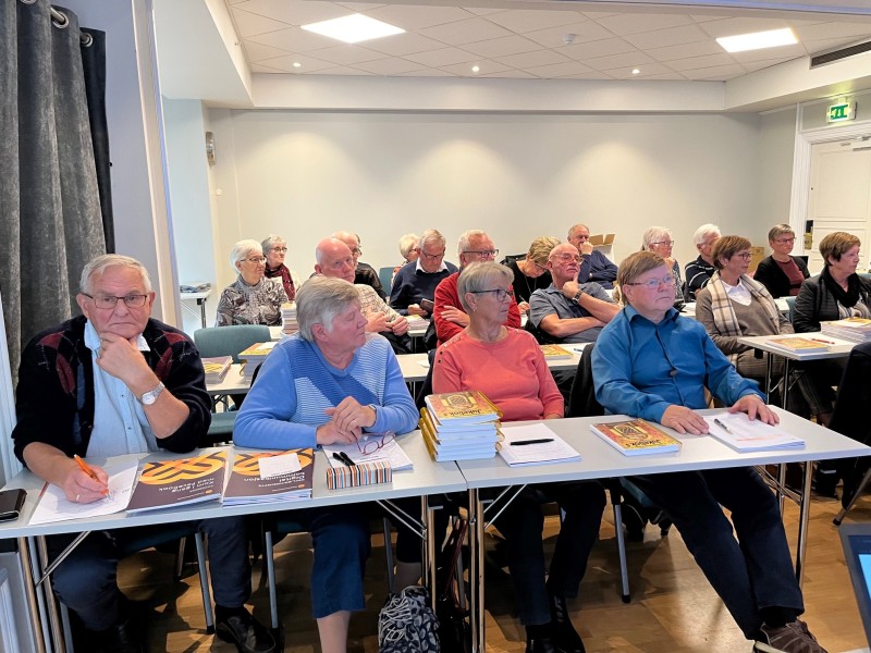 Totalt var det 32 frammøtte på Tyholmen i Arendal; her er det Holt pensjonistforening som sitter i første rekke (fv. Tore Moen, Inger Johanne Johnsen, Anne Lise Sundsdal og Bjørn Vestby.