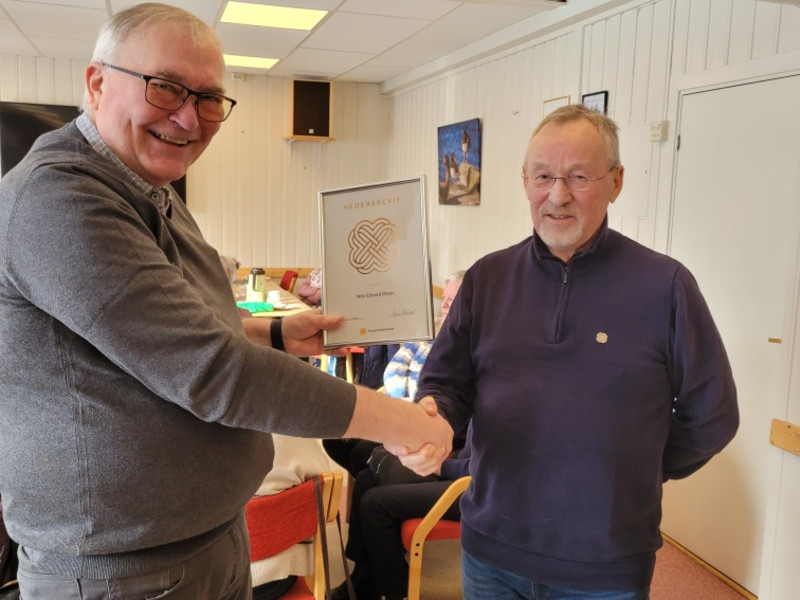 Nils-Edvard Olsen mottar hedersdiplomet av kasserer Steinar T Iversen. Foto: Karl Karlsen