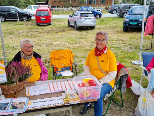 Leiar i Lesjaskog pensjonistlag Torunn Enstad og styremedlem Aadel Skotte på Bjorlimarknaden promoterer laget og forbundet.