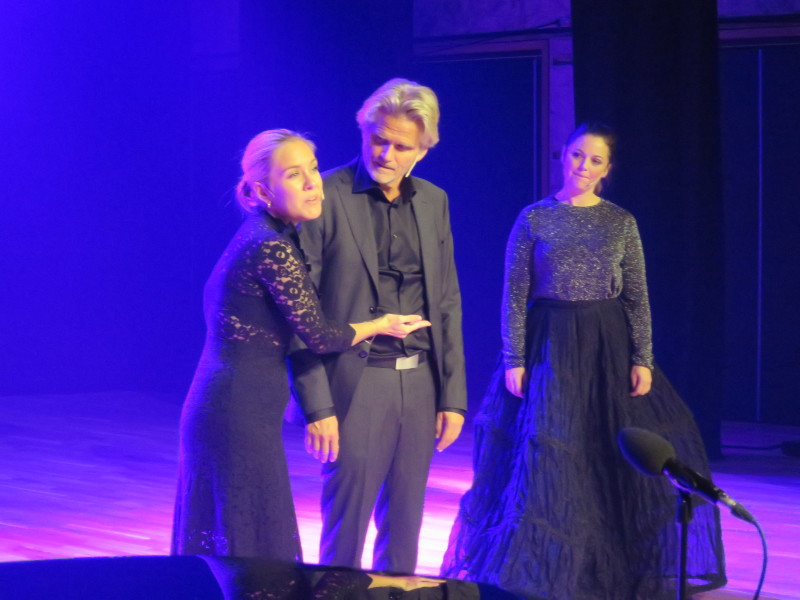 Benedikte Sofie Ribe instruerer Nils Harald Sødal i riktig sangteknikk, mens Silvia Moi vurderer.