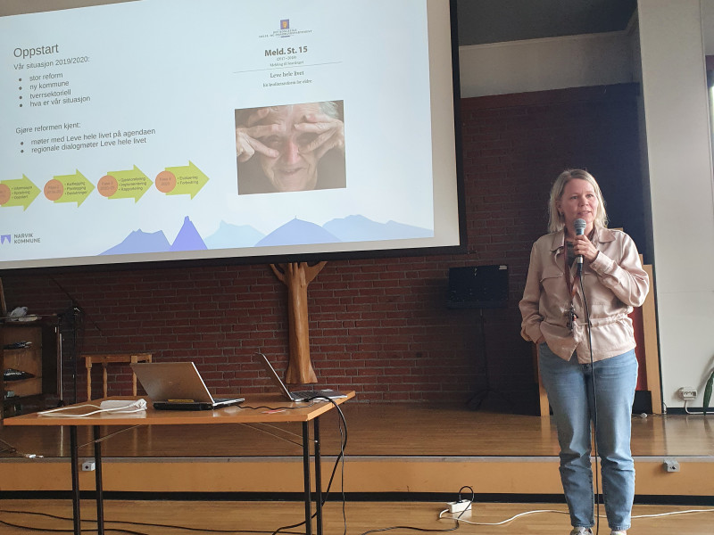 Ragnhild Løkås orienterer hva Narvik kommune har av planer og prosjekter for de eldre andgående Stortingsmeldingen "Leve hele livet"