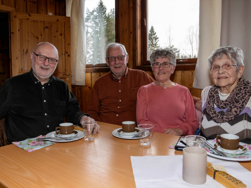 Koste seg i Gullverket Samfunnshus. Fra venstre: Tor Andresen (80), Ragnar Engebretsen (82), Henny Engebretsen (76) og Betty Martinsen (91)
