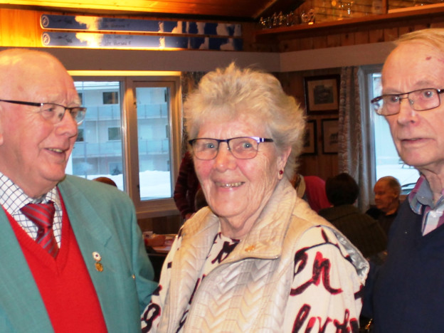 HEDERSTEGN: Erik Nilsedalen (til venstre) overrakt Pensjonistforbundets hederstegn til Hanne Raaen og Hilmar Hellum. 