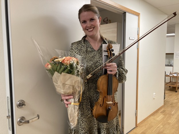 Henriette Børven fra Kristiansand Symfoniorkester. Sammen  med Asbjørn Arnesen underholdt hun de 
ca 80 fremmøtte på Seniorsenteret. 