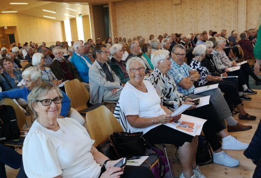 Lederen i Bømlo, Kristine Sele og 3 styremedlemmer fra Bømlo
Pensjonistforening hadde tatt turen til Knarvik                                                                                         