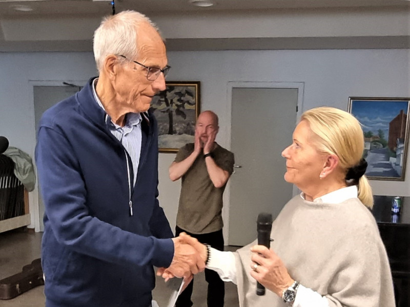 HEDERSMERKET: Leder Liv Krossøy overrekker Pensjonistforbundets hedersmerke til Arild Bjørløw Nome