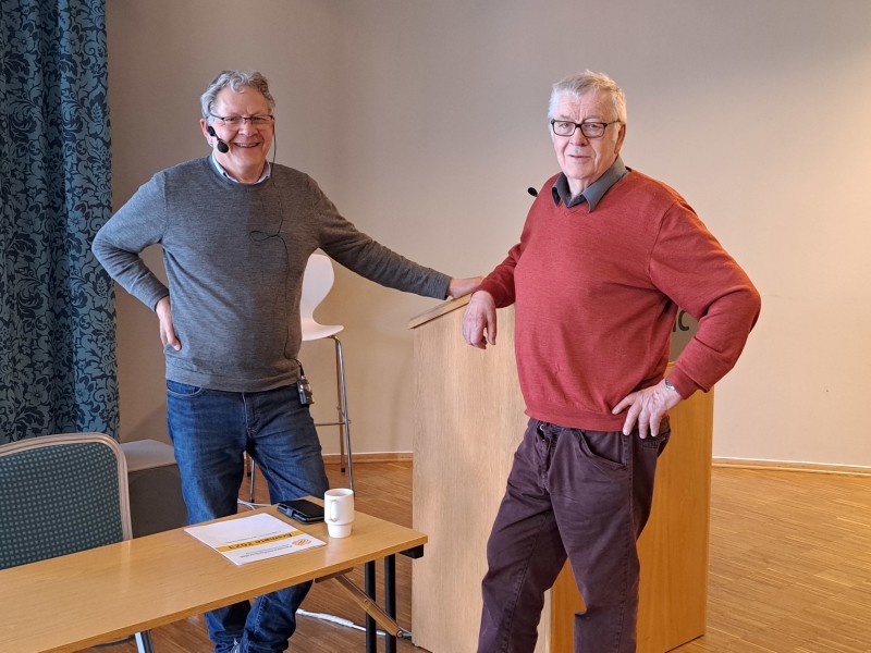 Harald O. Norman sammen med leder i Vadsø pensjonistforening Helge Ovanger