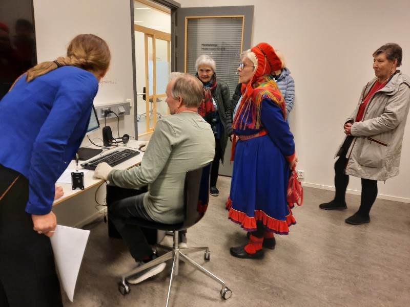Bibliotekaren på høgskolen viser bruken av joikearkivet, her er det meste av samisk joik samlet digitalt.