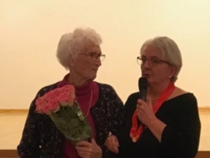100-årsjubilanten Elise Almås får overrakt blomster og gratulasjonar