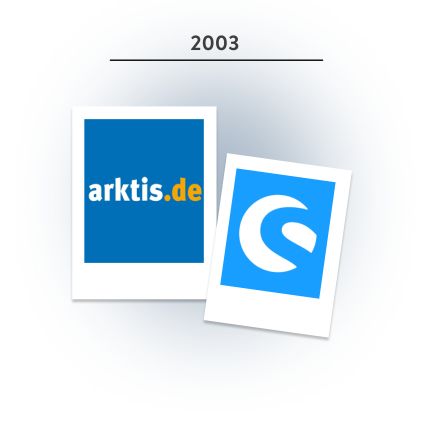 Two Polaroids can be seen: One with the arktis.de logo and the other with the shopware logo. The year “2003” can be seen above it.