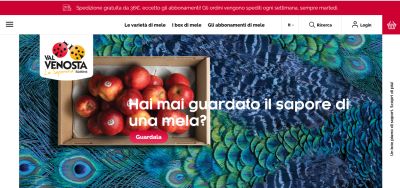 Image of La Saporeria homepage showing a box of apples on the feathers of a peacock. 