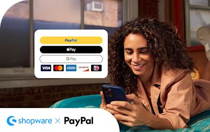 Una donna sdraiata sul letto con uno smartphone in entrambe le mani, che sfoglia le diverse opzioni di pagamento.