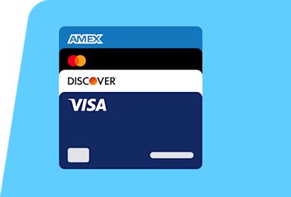 Pila di quattro carte di credito (Amex, Mastercard, Discover, Visa) su sfondo azzurro.