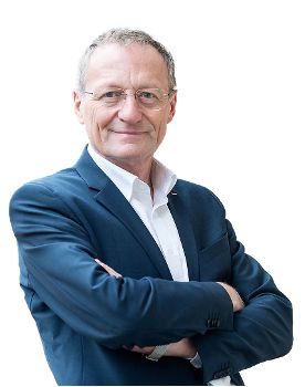 Porträt von Roman Aschl, Geschäftsführer der 1A Edelstahl GmbH, im Anzug mit verschränkten Armen vor neutralem Hintergrund.