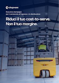 Shortpaper: Riduci il tuo cost-to-serve. Non il tuo margine. Operatore di magazzino alla guida di un carrello elevatore giallo in un centro di distribuzione.