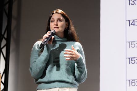 Eine Frau, die während einer Präsentation ins Mikrofon spricht
© www.timobuehring.de