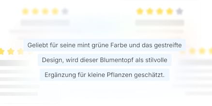 Eine Kundenbewertung hebt die Vorzüge eines Blumentopfes hervor: „Geliebt für seine mintgrüne Farbe und das gestreifte Design, wird dieser Blumentopf als stilvolle Ergänzung für kleine Pflanzen geschätzt.“ Im Hintergrund sind verschwommene Bewertungssterne zu sehen.