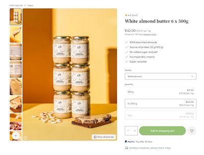 KoRo – Übersicht der Produktvarianten KoRo-Produktseite mit den verfügbaren Produktvarianten des weißen Mandelmus. Das Hauptbild zeigt sechs Gläser weißes Mandelmus, gestapelt in zwei Reihen vor einem gelben Hintergrund. Weitere Vorschaubilder zeigen Etikettdetails, Inhaltsstoffe, Konsistenz und Servierbeispiele. Die Seite hebt Varianten, Preise sowie Eigenschaften wie 100 % blanchierte Mandeln, hohen Proteingehalt und keinen zugesetzten Zucker oder Salz hervor.