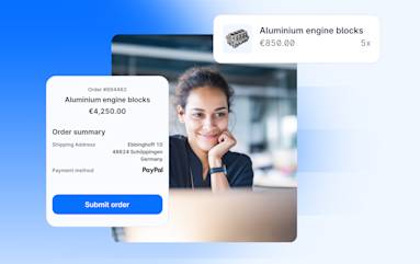 Een glimlachende vrouw kijkt naar een laptopscherm. Naast haar staan twee orderscreenshots: één met een besteloverzicht voor aluminium motorblokken en een knop ‘Bestelling verzenden’, en een andere met aluminium motorblokken, een hoeveelheid van vijf en een totaalbedrag van €850.