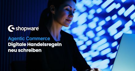 Banner: Frau arbeitet konzentriert an einem Laptop vor einem futuristischen, blau beleuchteten Hintergrund. Shopware Logo und Text: ‘Agentic Commerce – Digitale Handelsregeln neu schreiben’.
