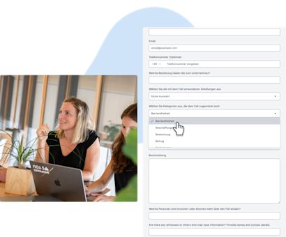 Zwei Frauen an einem Stehpult. Die eine blickt lächelnd in die Ferne, die andere schaut auf ihren Laptop-Bildschirm. Ein zweites Bild zeigt einen Screenshot aus dem Whistleblower-Formular. 