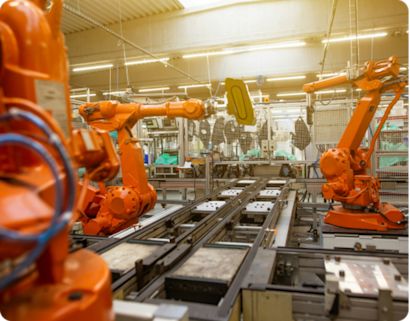 Große Industriemaschinen im Betrieb innerhalb einer Produktionsanlage.