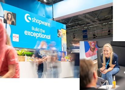 Bilder Shopware Partner Messestand von Shopware mit einem großen blauen Banner, auf dem 'Build the exceptional' steht. Im Vordergrund sind Besucher in Bewegung zu sehen. Rechts im Bild sitzt eine Frau, die lächelnd mit einem Besucher spricht.