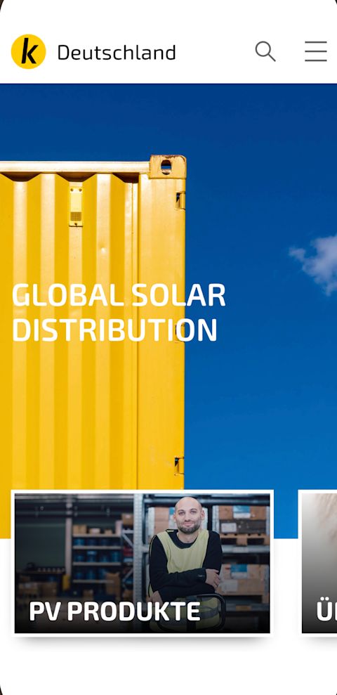 Mobile Webseitenansicht mit einem gelben Schiffscontainer vor blauem Himmel, der Überschrift „Global Solar Distribution“, einer Navigation mit „Deutschland“ sowie einem hervorgehobenen Bereich „PV-Produkte“, darunter ein Lagerarbeiter abgebildet.