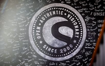 Close-up of the Shopware chalkboard with the names around the Shopware Logo.