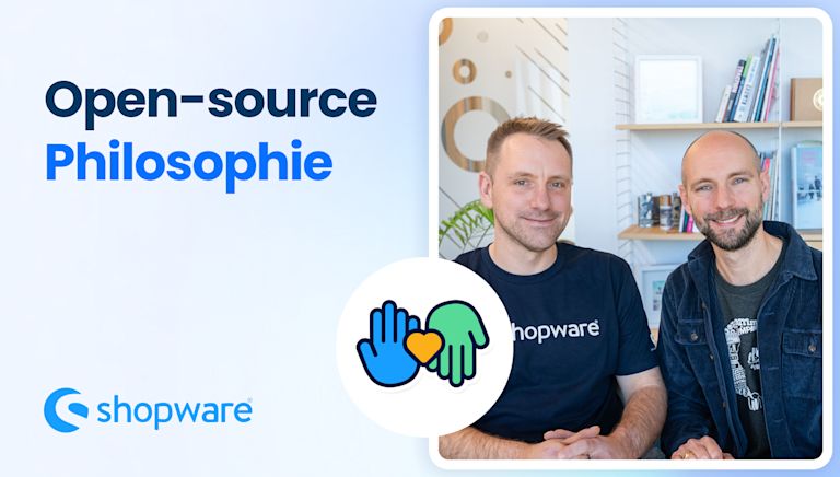 Zwei Männer lächeln in die Kamera. Neben ihnen steht der Text „Open-Source-Philosophie“. 