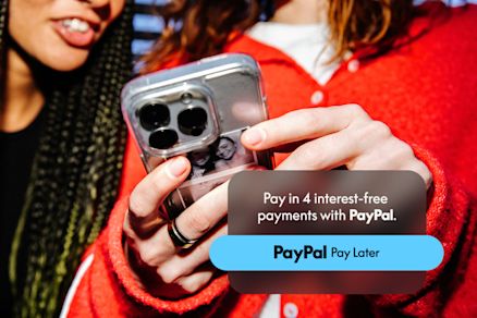 Aufnahme aus niedriger Perspektive einer lächelnden Frau im Freien, mit den eingeblendeten Texten „Bezahlung nach 30 Tagen“ und „PayPal Ratenzahlung“.