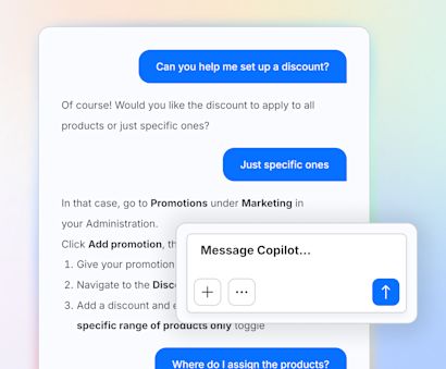 Benutzeroberfläche mit einem Chatverlauf mit Copilot. Der Nutzer fragt: „Can you help me set up a discount?“, wählt „Just specific ones“ und erhält eine Schritt-für-Schritt-Anleitung zur Einrichtung. Unten ist eine Eingabeleiste mit dem Text „Message Copilot…“ sowie Sende- und Aktionsbuttons zu sehen.