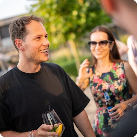 Two people at an corporate event with drinks