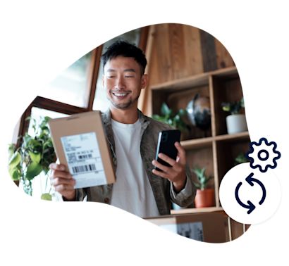 narrative-automation Smiling man holding a parcel and a smartphone. An icon with two rotating arrows and a gear symbolizes automation.