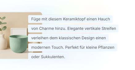 Ein mintgrüner Blumentopf mit steht vor einem minimalistischen Hintergrund. Daneben steht die Produktbeschreibung: „Füge mit diesem Keramiktopf einen Hauch von Charme hinzu. Elegante vertikale Streifen verleihen dem klassischen Design einen modernen Touch. Perfekt für kleine Pflanzen oder Sukkulenten.“