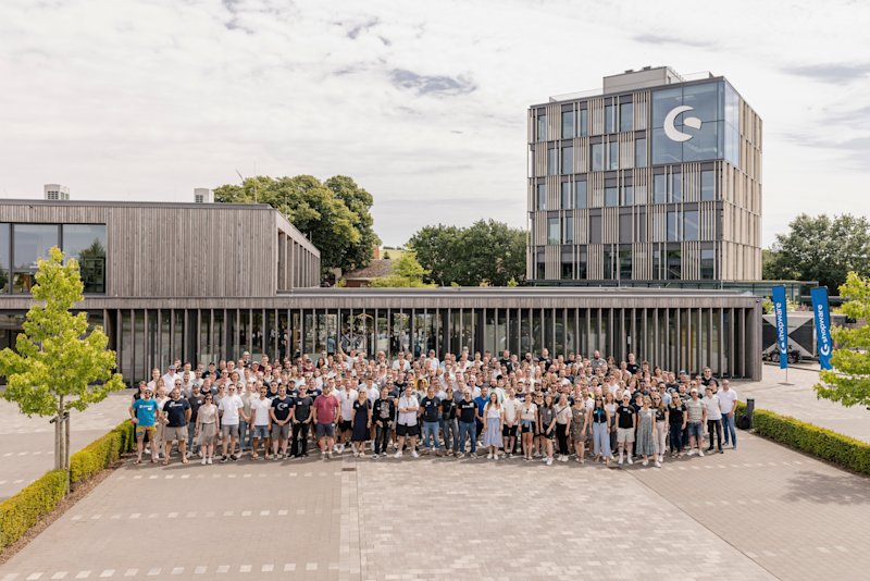 Die Shopware Crew vor dem Shopware Campus Team Foto