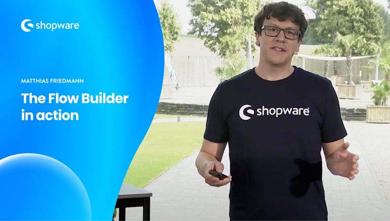 Ein Mann mit einem Shopware-T-Shirt. Auf einem blauen Banner links daneben steht der Text „MATTHIAS FRIEDMANN The Flow Builder in action“, zusammen mit dem Shopware-Logo.