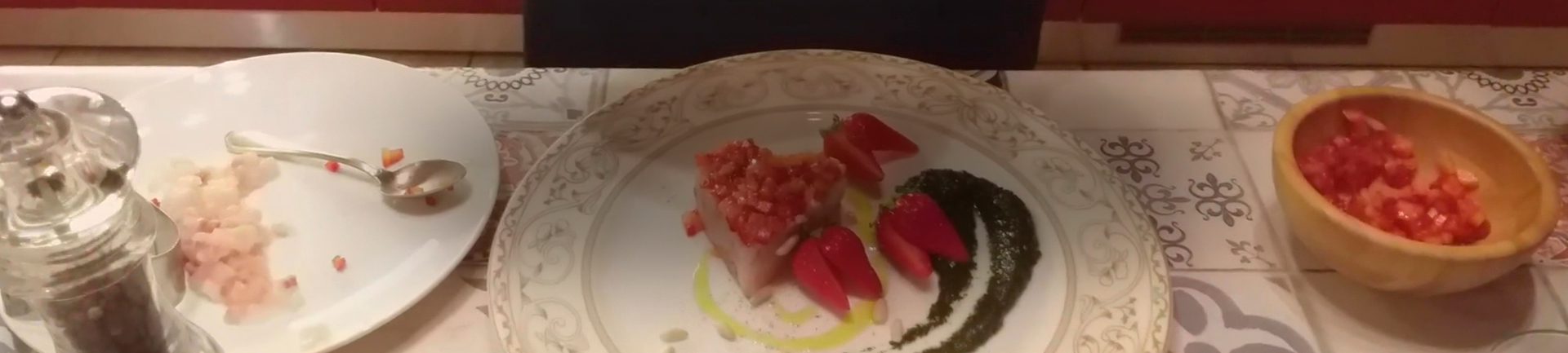 Tartare di branzino e fragole con frappè di ortiche e pinoli