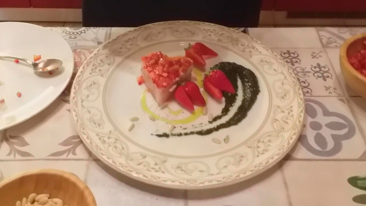 Tartare di branzino e fragole con frappè di ortiche e pinoli