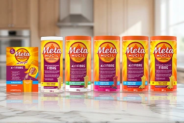 Packages of Metamucil on-the-go 4-in-1 fibre powder and Metamucil powder bottles of original with real sugar, 4-in-1 fibre without sweeteners, 4-in-1 sugar free berry, 4-in-1 sugar free orange and orange smooth fibre.