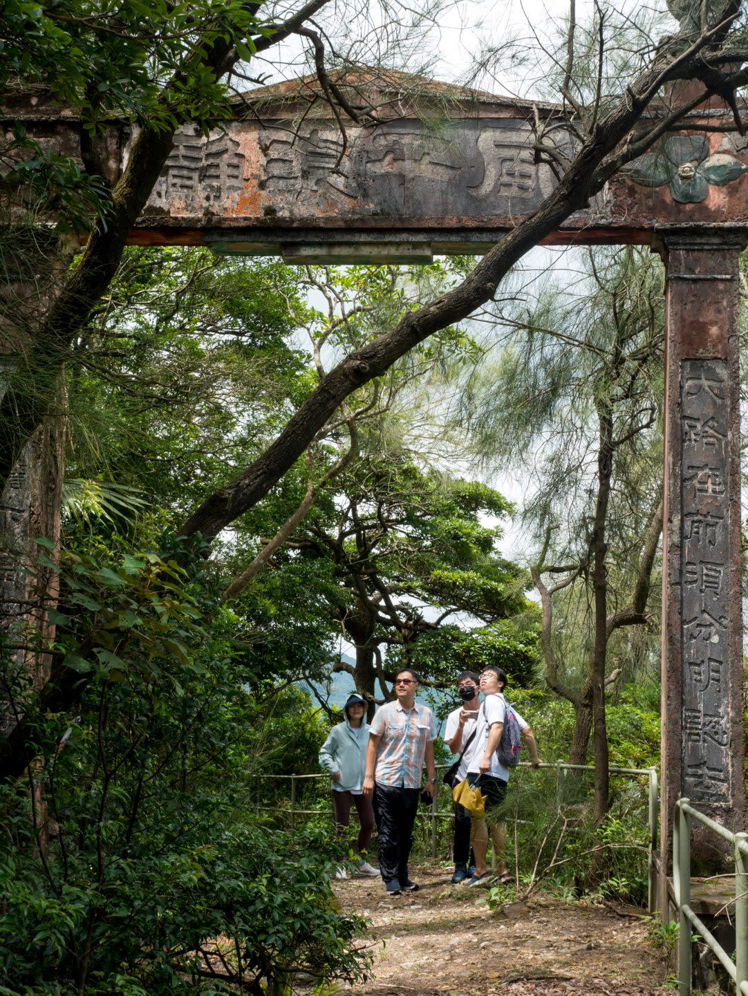 登昂坪古道、窺寶蓮內蘊 、賞鳳凰遺珠