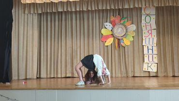 concert girl dancing