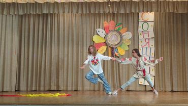 concert two girls dancing