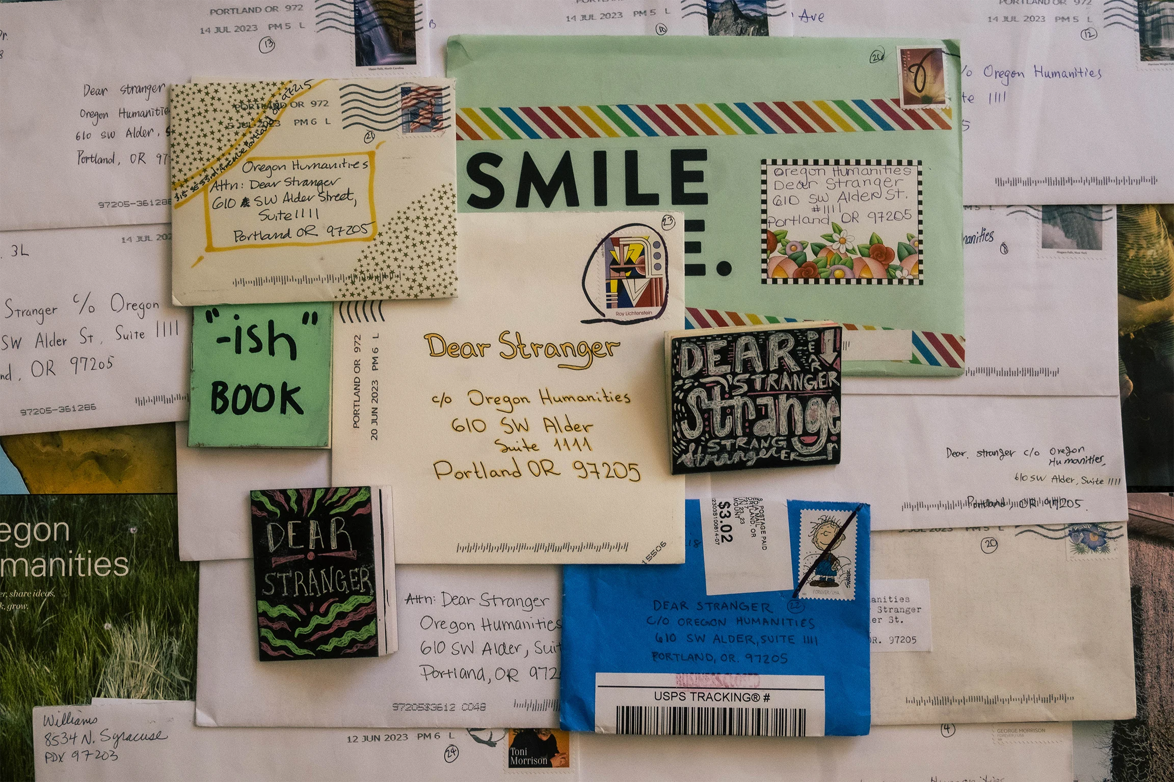 Un collage colorido de cartas escritas a mano y sobres enviados a “Querido extraño” en Oregon Humanities, decorado con arte y sellos.