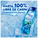 una botella de LIMPIEZA PROFUNDA SENSACIÓN BAJO CERO CHAMPÚ ANTICASPA se encuentra en cubitos de hielo, una inscripción al lado: PROBADO CLÍNICAMENTE, hasta 100% libre de caspa (caspa visible, con us uso regular)