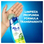 un chorrito de CHAMPÚ LIMPIEZA PROFUNDA PURIFICANTE vertido en la mano, con la declaración "limpieza profunda fórmula transparente" escrita junto a la botella